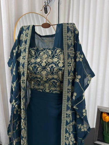جلابية شيفون ملكية مطرزة بشت فخم بترولي وذهبي – فس...