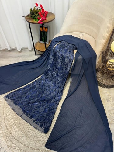 فستان سهرة كحلي مطرز بالدانتيل مع شيفون انسيابي