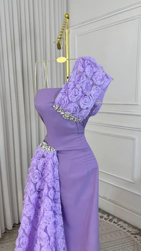 فستان سهرة بنفسجي كتّ واحد مزين بالورد والكريستال...