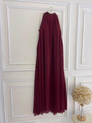 فستان سهرة خمري واسع بتطريز يدوي فاخر