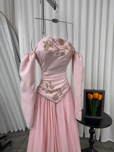 فستان سهرة وردي مطرز يدوي مع شال انسيابي