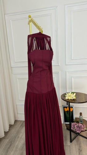 فستان Maroon Luxe – حضور ملكي بتفاصيل ساحرة