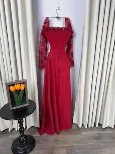 فستان سهرة أحمر دانتيل بأكمام شفافة