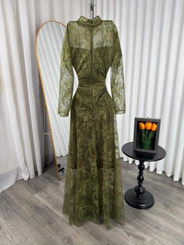 فستان سهرة زيتي دانتيل فاخر مبطن باربي بقصة ملكية