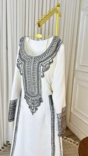فستان سهره أبيض بتطريز كمبيوتر وفصوص