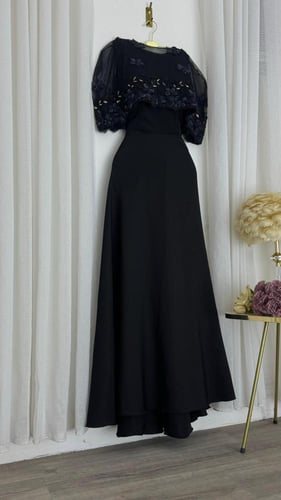 فستان سهرة أسود طويل بتل مطرّز وكلفة أنيقة