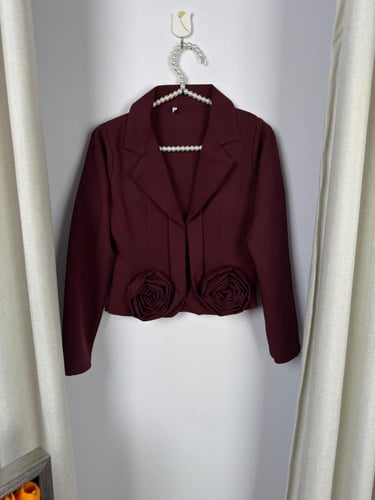 طقم نسائي خمري أنيق تنورة واسعة وبلوزة جاكيت