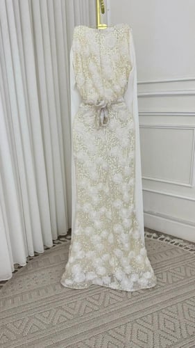 فستان سهرة أبيض بتطريز ورد وترتر فاخر