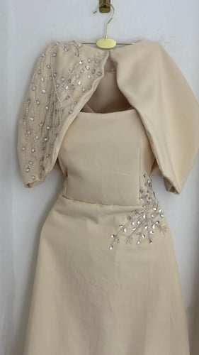 فستان ميدي بيج بتطريز يدوي وأكمام دربيه