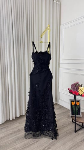 فستان سهرة أسود مطرز بحمالات رفيعة ومبطن باربي