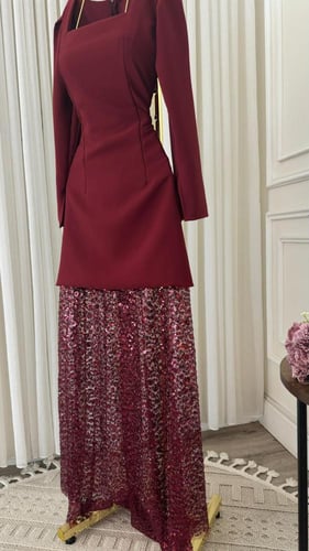 Garnet Spark – فستان عنّابي بتفصيل وتطريز سعودي فا...