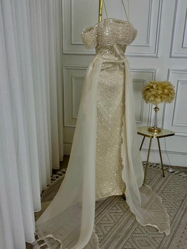 فستان شروق البيج – Beige Dawn Dressإشراقة أنثوية ت...