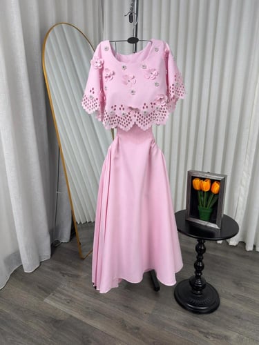 فستان ميدي وردي بليسيه بكاب زهور ليزر وكريستال من...