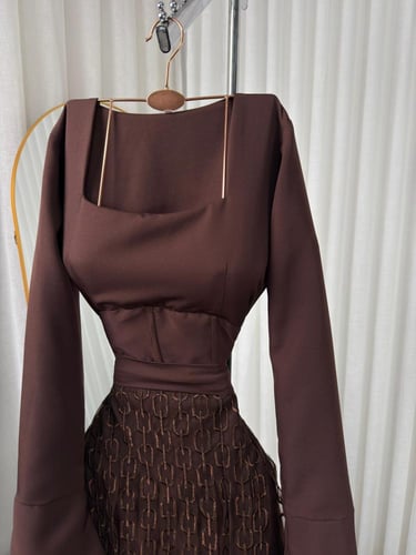 فستان ميدي بني للمناسبات بقماش باربي وتطريز سلاسل...