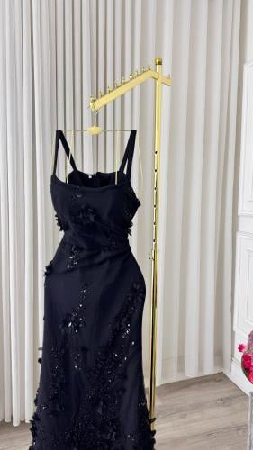 فستان سهرة أسود مطرز بحمالات رفيعة ومبطن باربي