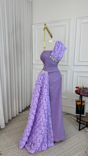 فستان سهرة بنفسجي كتّ واحد مزين بالورد والكريستال...