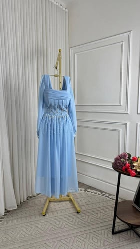 فستان سماوي ناعم بتطريز لؤلؤ يدوي وأكمام طويلة