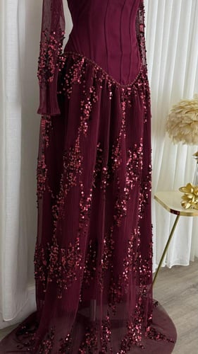 فستان سهرة عنابي بورغندي بقصة كورسيه وتطريز ترتر ي...