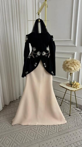فستان سهرة أسود وبيج بتطريز لؤلؤ فاخر