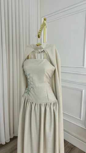 فستان Whispering Beige – ناعم في اللون، قوي في الأ...