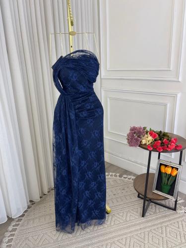 فستان سهرة كحلي دانتيل بقصة ضيقة مع ذيل فاخر