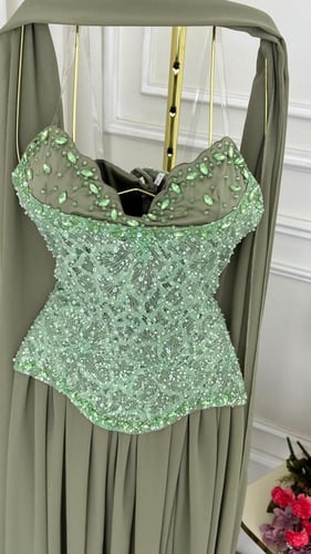 فستان سهرة أخضر زيتي مطرّز بدانتيل ولؤلؤ يدوي