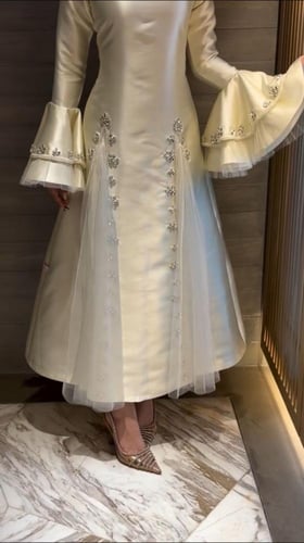 فستان سهرة عاجي (أوف وايت) من تفتة ميكادو مع تل وت...