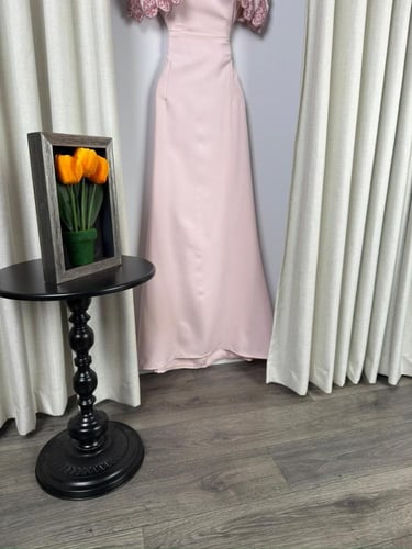 فستان سهرة وردي مع جاكيت مطرّز يدويًا