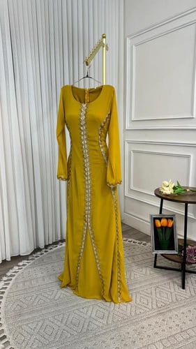 فستان Golden Aura – الجاذبية الملكية بكل تفاصيلها