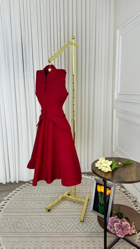 طقم Burgundy Grace – بلوزة وتنورة بتفصيل ناعم ووقا...