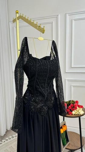 Midnight Bloom – فستان بلوم الأسود