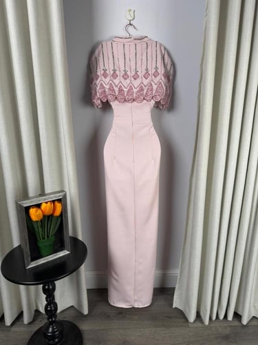 فستان سهرة وردي مع جاكيت مطرّز يدويًا