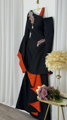 فستان سهرة أسود طويل بكتف واحد وتطريز يدوي فاخر