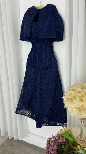 فستان ميدي كحلي دانتيل بكاب وتصميم كورسيه | فساتين...