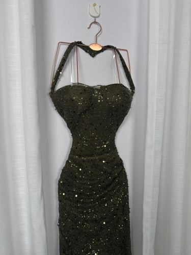 فستان سهرة زيتي ترتر لامع بقصة أنثوية فاخرة