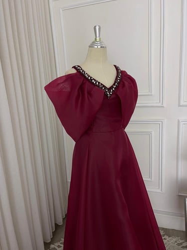 فستان سهرة خمري بأكتاف منفوخة وتطريز كريستالات يدو...