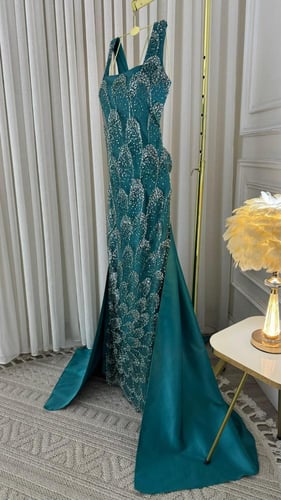 فستان سهرة اخضر زمردي بفيونكة لؤلؤ وذيل طويل – Eme...