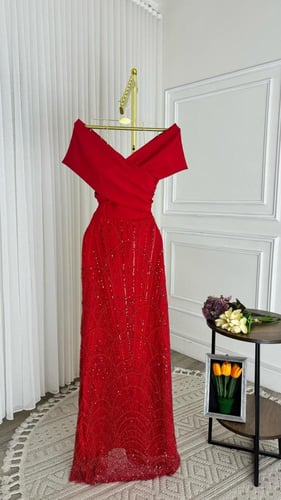 فستان Scarlet Allure – فستان سهرة أحمر فخم بتطريز...