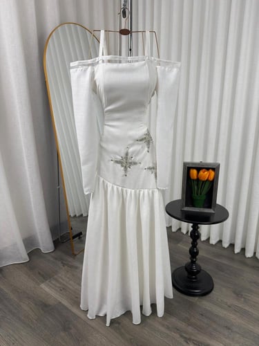 فستان سهرة أوف وايت بتطريز نجوم يدوي | فساتين هلو...