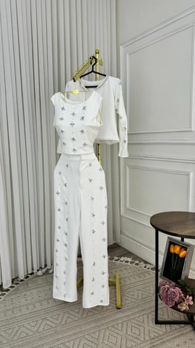 ️ طقم لورا – أناقة بيضاء بتطريز يدوي وكريستالات فا...