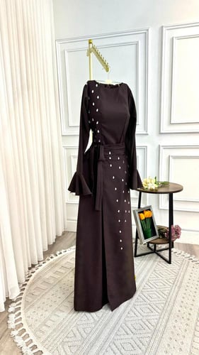 فستان Royal Brown – لمسة ملكية بإبداع عصري