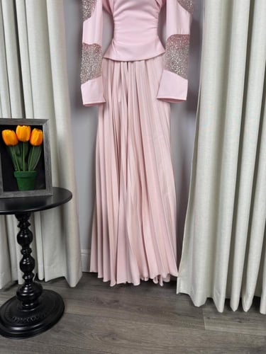 فستان سهرة وردي أوف شولدر بتطريز فاخر