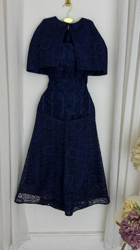 فستان ميدي كحلي دانتيل بكاب وتصميم كورسيه | فساتين...