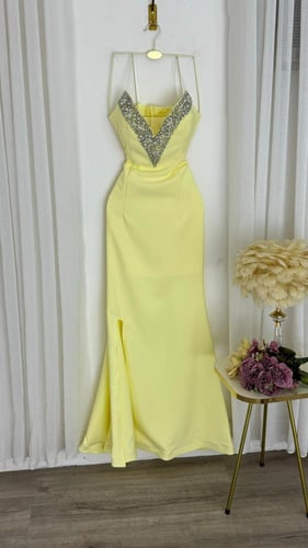 فستان سهرة أصفر ليموني بقصة V وتطريز يدوي فاخر – ف...