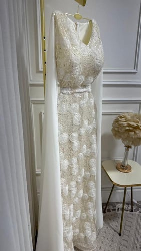 فستان سهرة أبيض بتطريز ورد وترتر فاخر