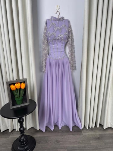 فستان سهرة ليلك مطرّز بأكمام شفافة – Hello Noni