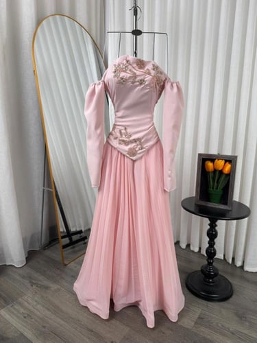 فستان سهرة وردي مطرز يدوي مع شال انسيابي