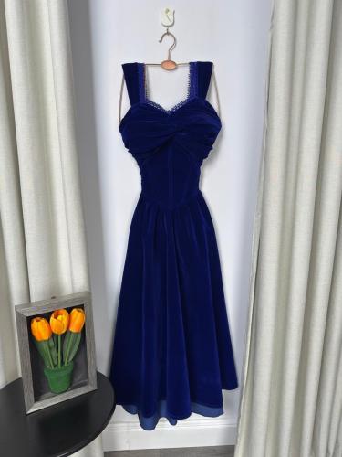 فستان سهرة أزرق ملكي جوخ بقصة أنثوية ناعمة