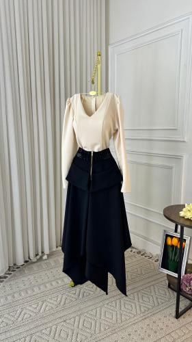 طقم إيليت – بلوزة بيج وتنورة سوداء بتصميم فاخر
