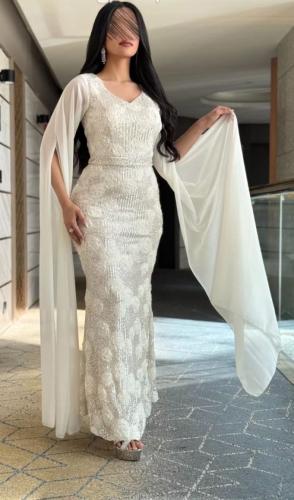 فستان سهرة أبيض بتطريز ورد وترتر فاخر